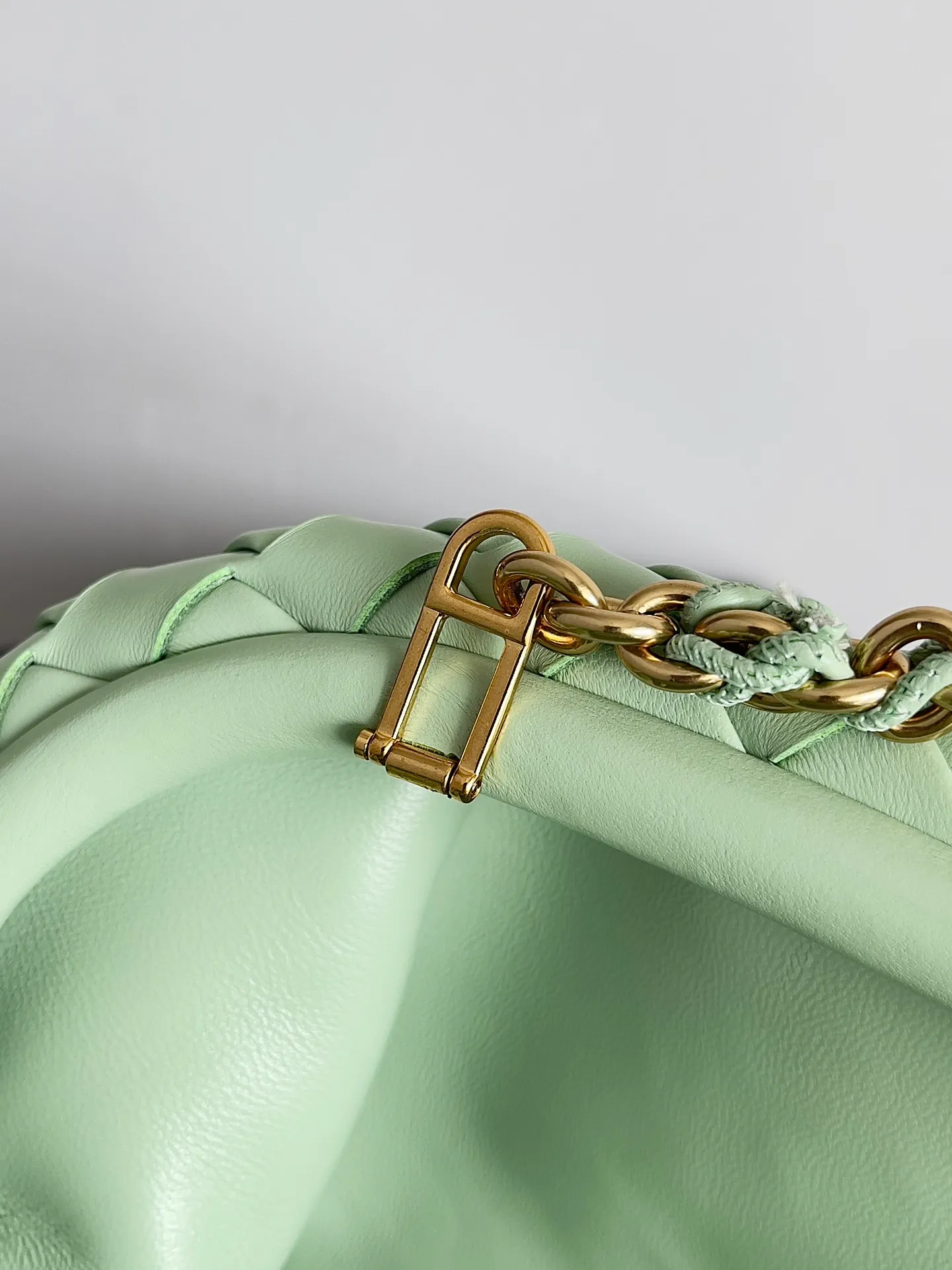 Batch 2260 BOTTEGA VENETA Lady's LAUREN CLUTCH Chain Clutch was inspired by 40 years ago. It is a perfect fusion of classic and modern bags. It is effortless and fashionable for any occasion and at any time. The newly added detachable metal chain allows people to have more ways to carry it. It is grand and elegant. Style No.: 785807 Size: 31.5*16.5*11cm